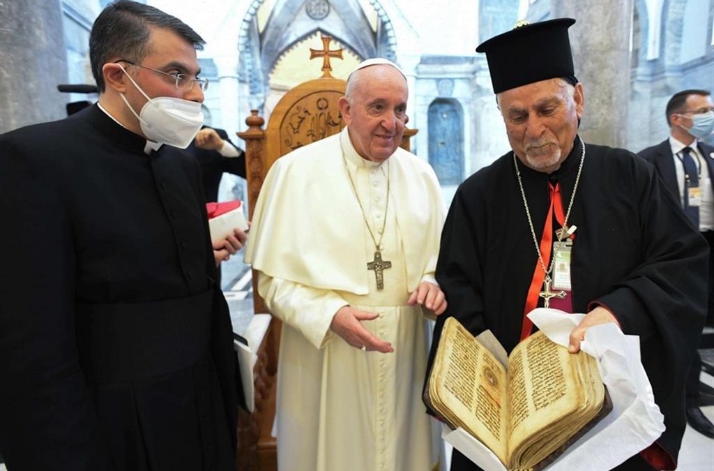 Il Papa riporta a Qaraqosh il libro sacro salvato dall’odio del Daesh