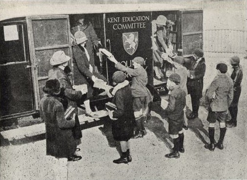 Distribuzione di libri dalla biblioteca viaggiante della Kent Education Committee County Library nei primi anni '20